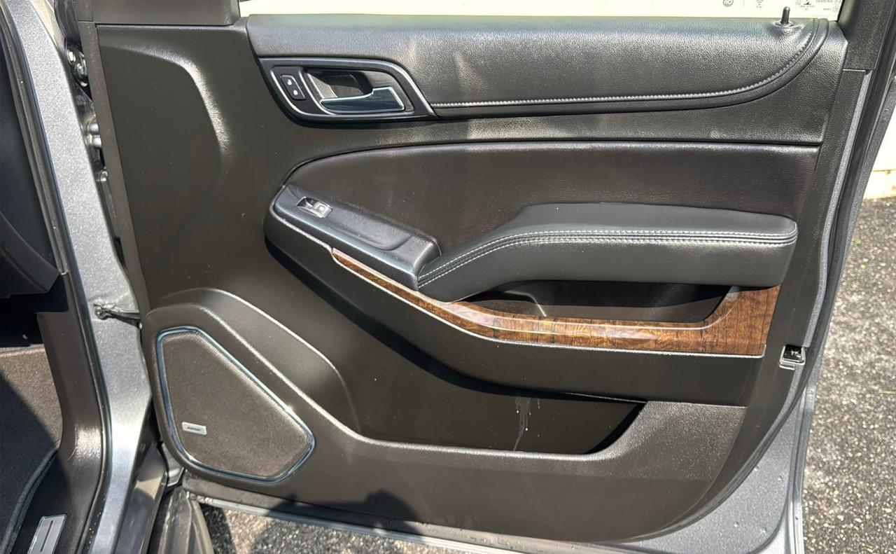 Chevrolet Suburban 4WD 4dr 1500 LT 2019
