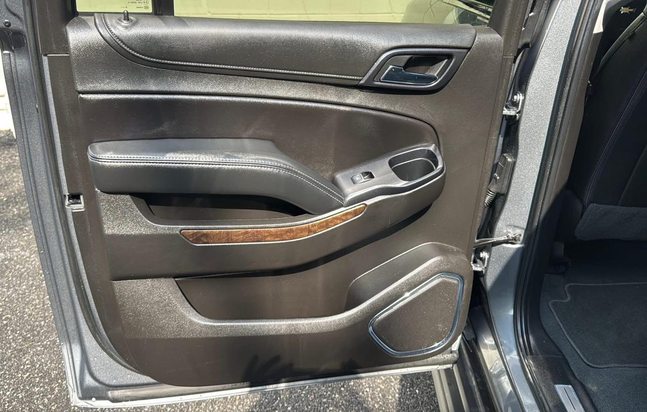 Chevrolet Suburban 4WD 4dr 1500 LT 2019