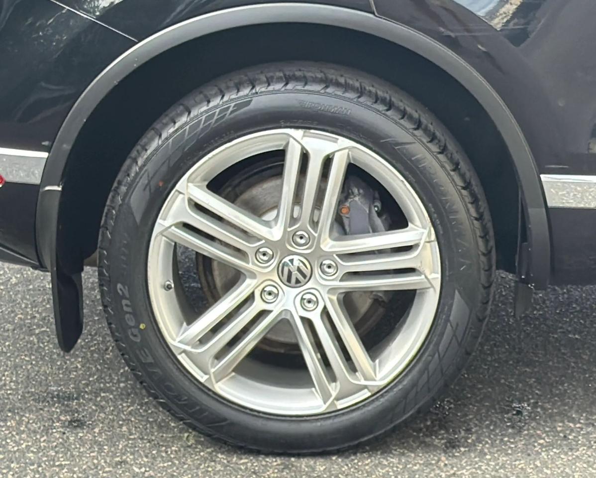 Volkswagen Touareg 4dr V6 Sport w/Technology 2015