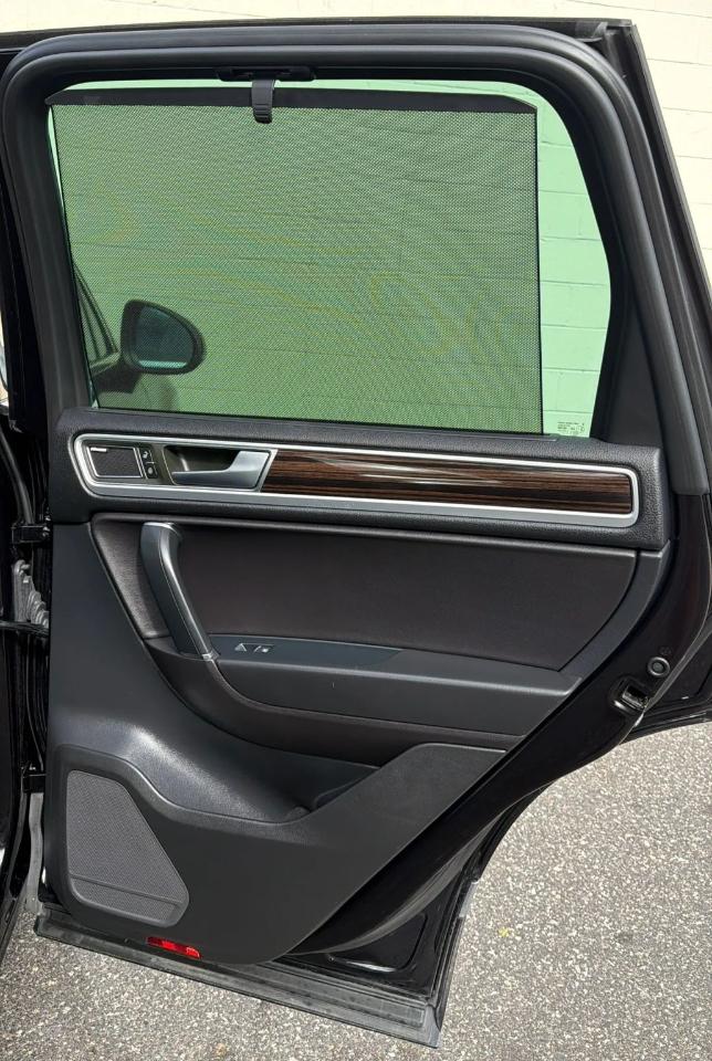 Volkswagen Touareg 4dr V6 Sport w/Technology 2015