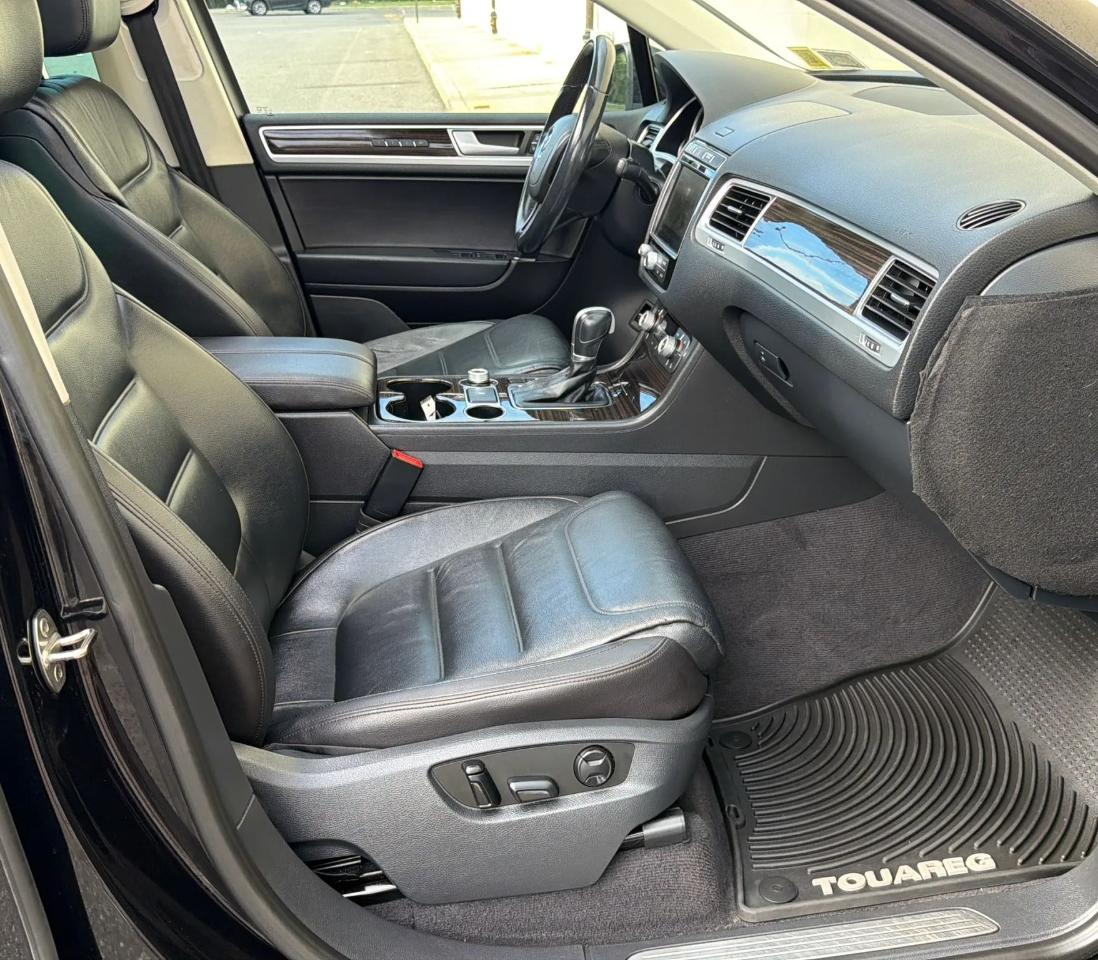 Volkswagen Touareg 4dr V6 Sport w/Technology 2015