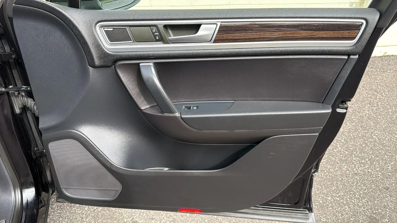 Volkswagen Touareg 4dr V6 Sport w/Technology 2015