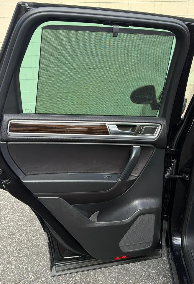 Volkswagen Touareg 4dr V6 Sport w/Technology 2015