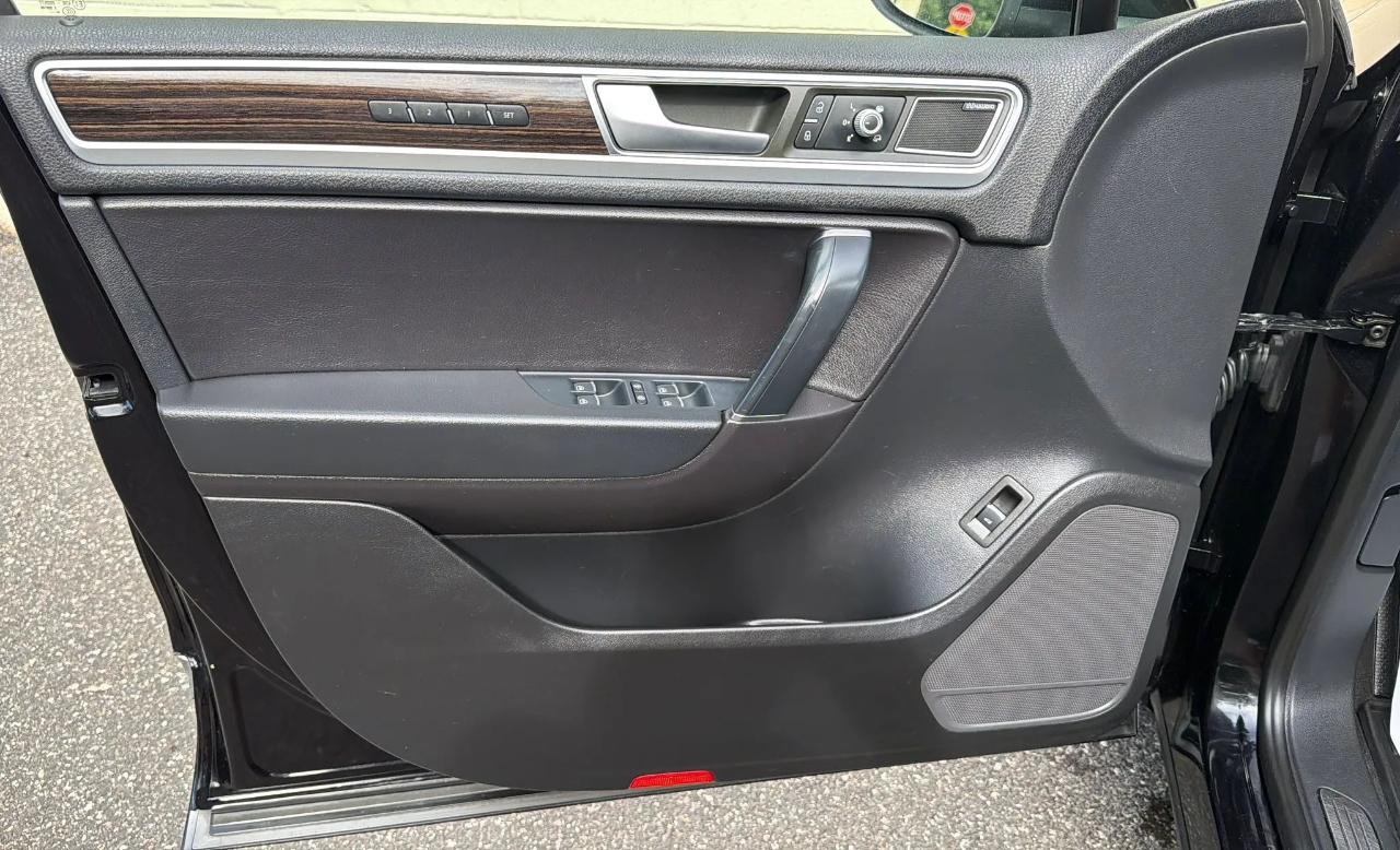 Volkswagen Touareg 4dr V6 Sport w/Technology 2015