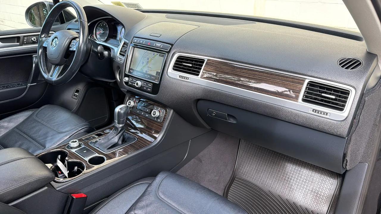 Volkswagen Touareg 4dr V6 Sport w/Technology 2015