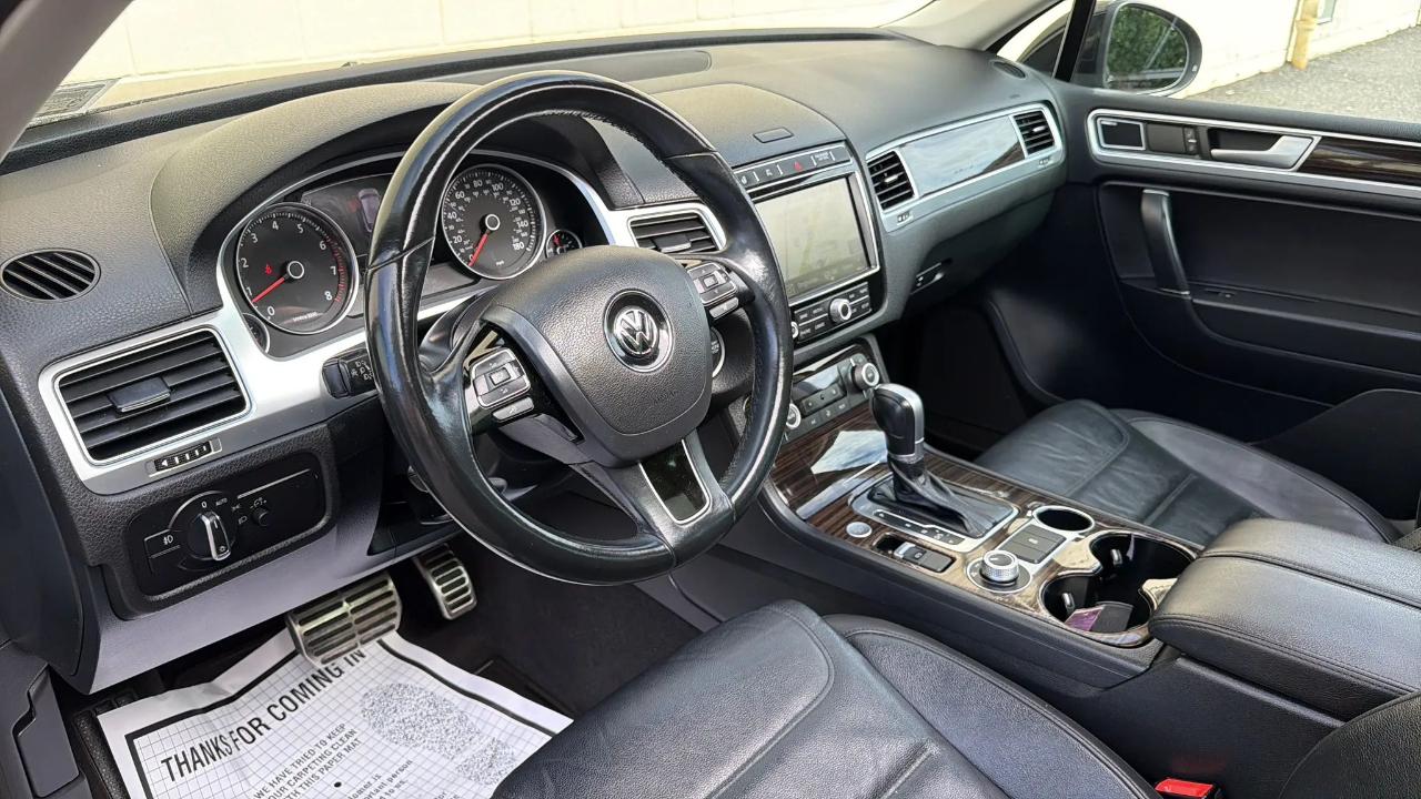 Volkswagen Touareg 4dr V6 Sport w/Technology 2015