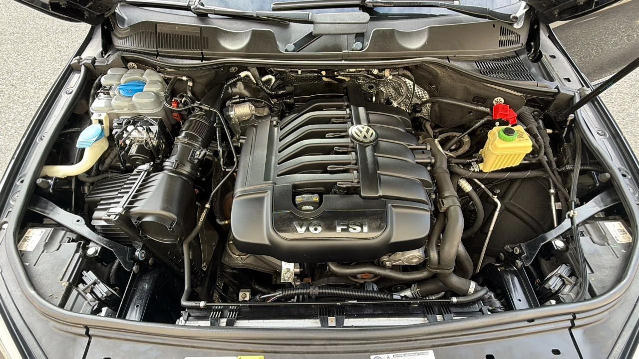Volkswagen Touareg 4dr V6 Sport w/Technology 2015