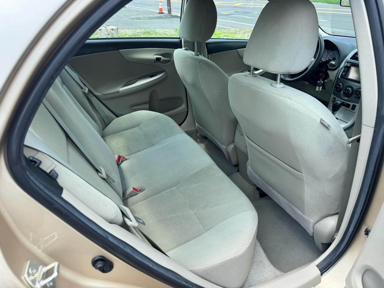Toyota Corolla 4dr Sdn Auto LE Special Edition (Natl) 2013