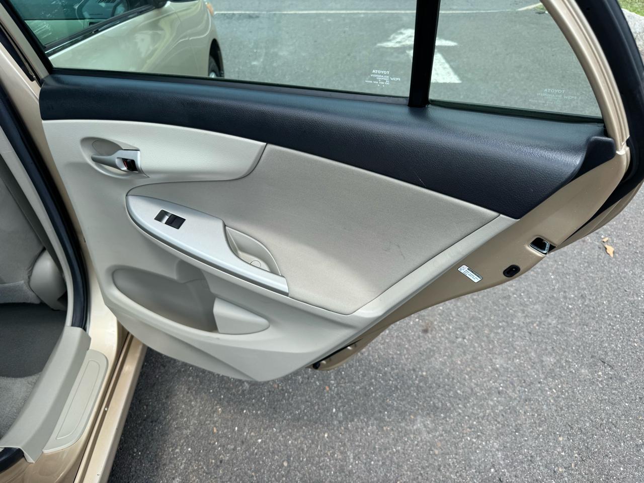 Toyota Corolla 4dr Sdn Auto LE Special Edition (Natl) 2013