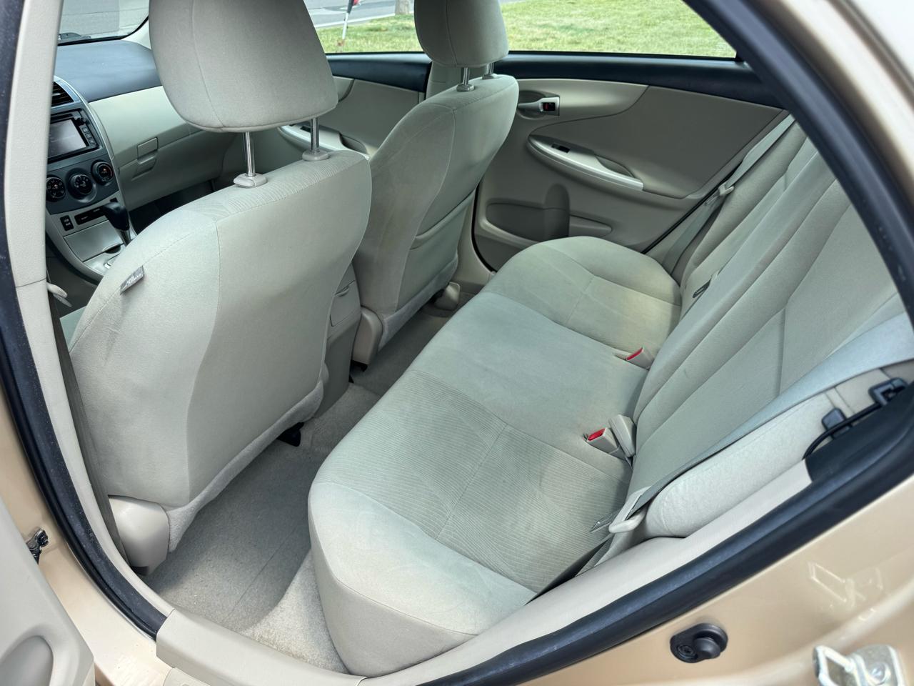 Toyota Corolla 4dr Sdn Auto LE Special Edition (Natl) 2013