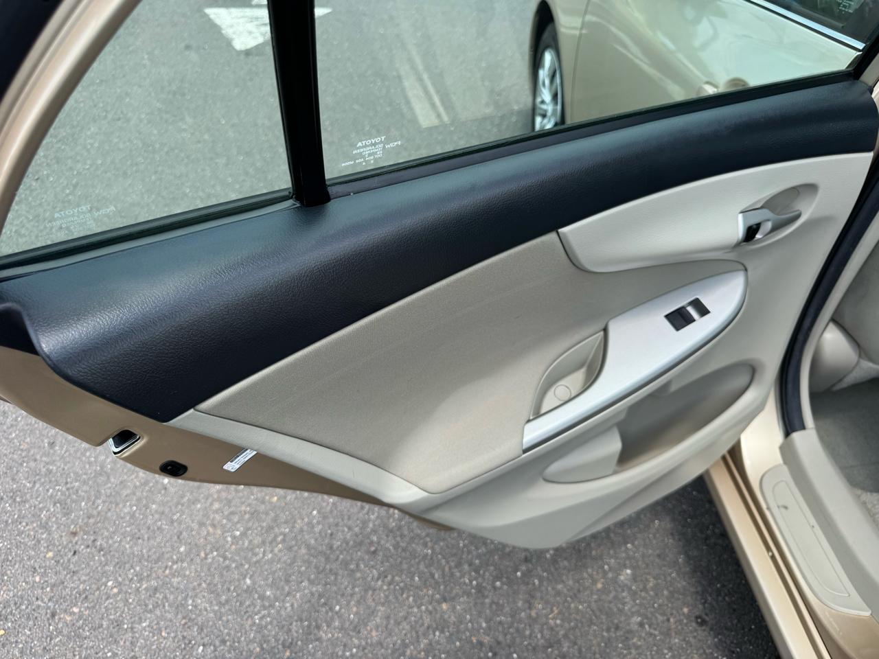 Toyota Corolla 4dr Sdn Auto LE Special Edition (Natl) 2013
