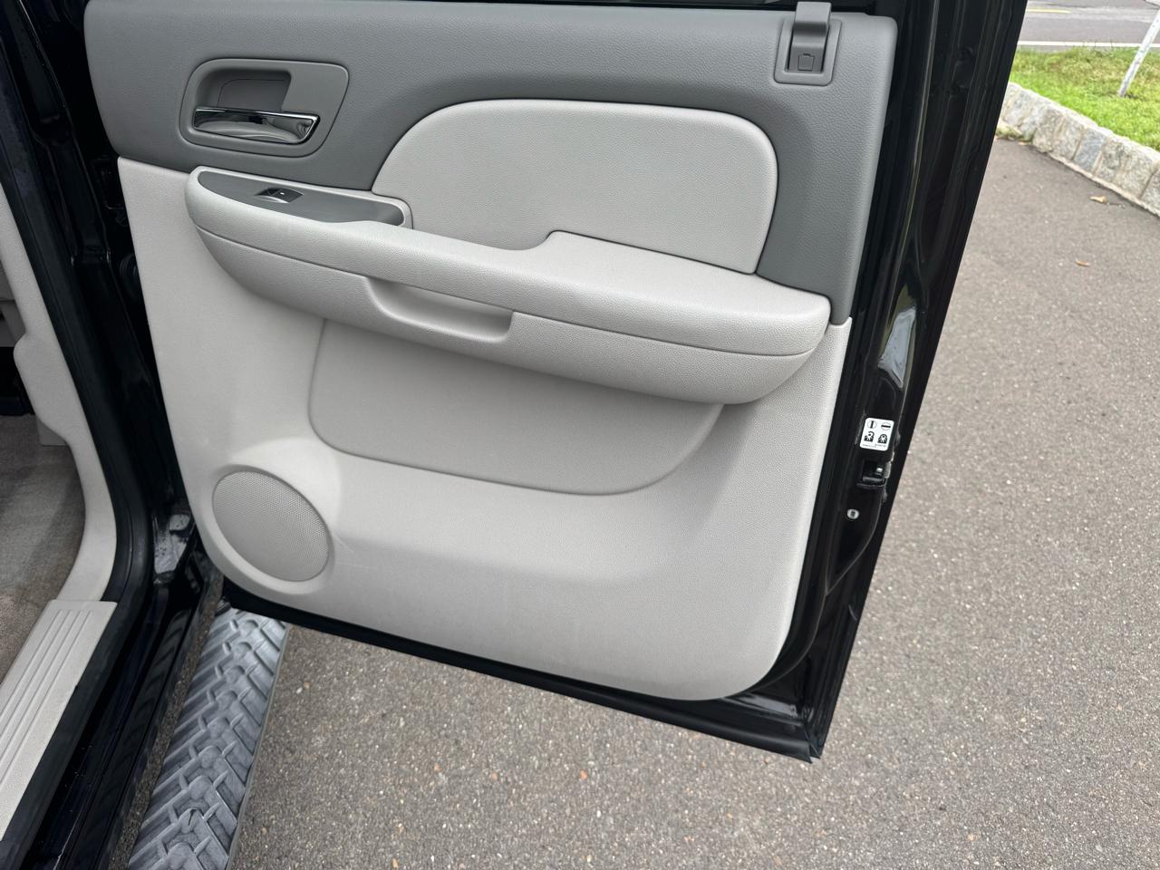 Chevrolet Suburban 4WD 4dr 1500 LT 2013
