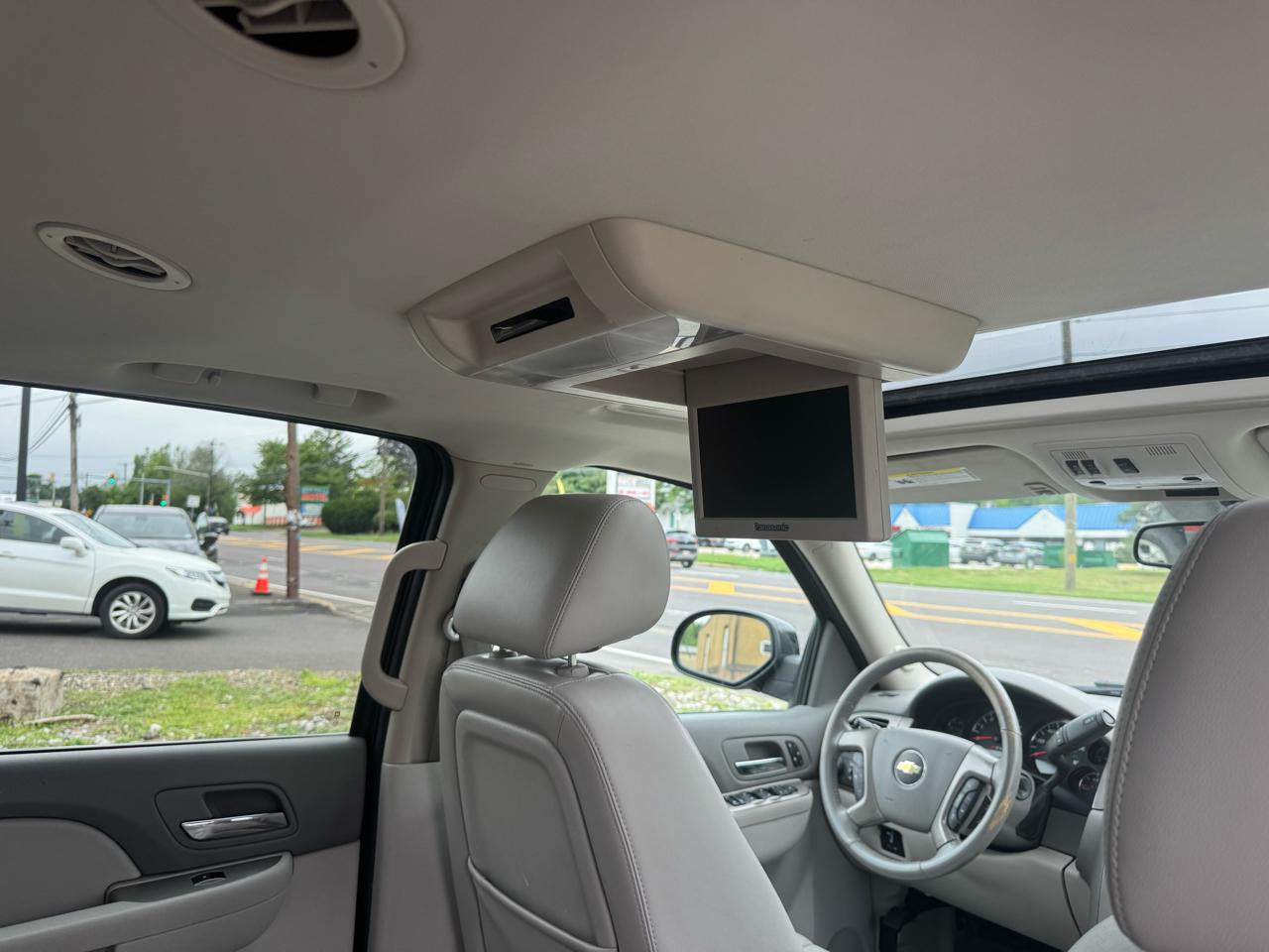 Chevrolet Suburban 4WD 4dr 1500 LT 2013