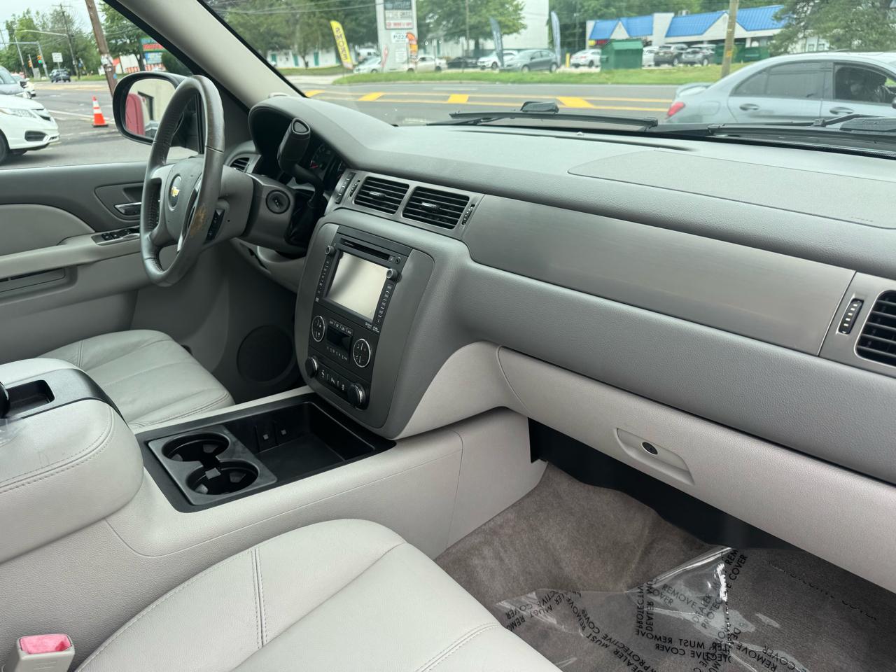 Chevrolet Suburban 4WD 4dr 1500 LT 2013