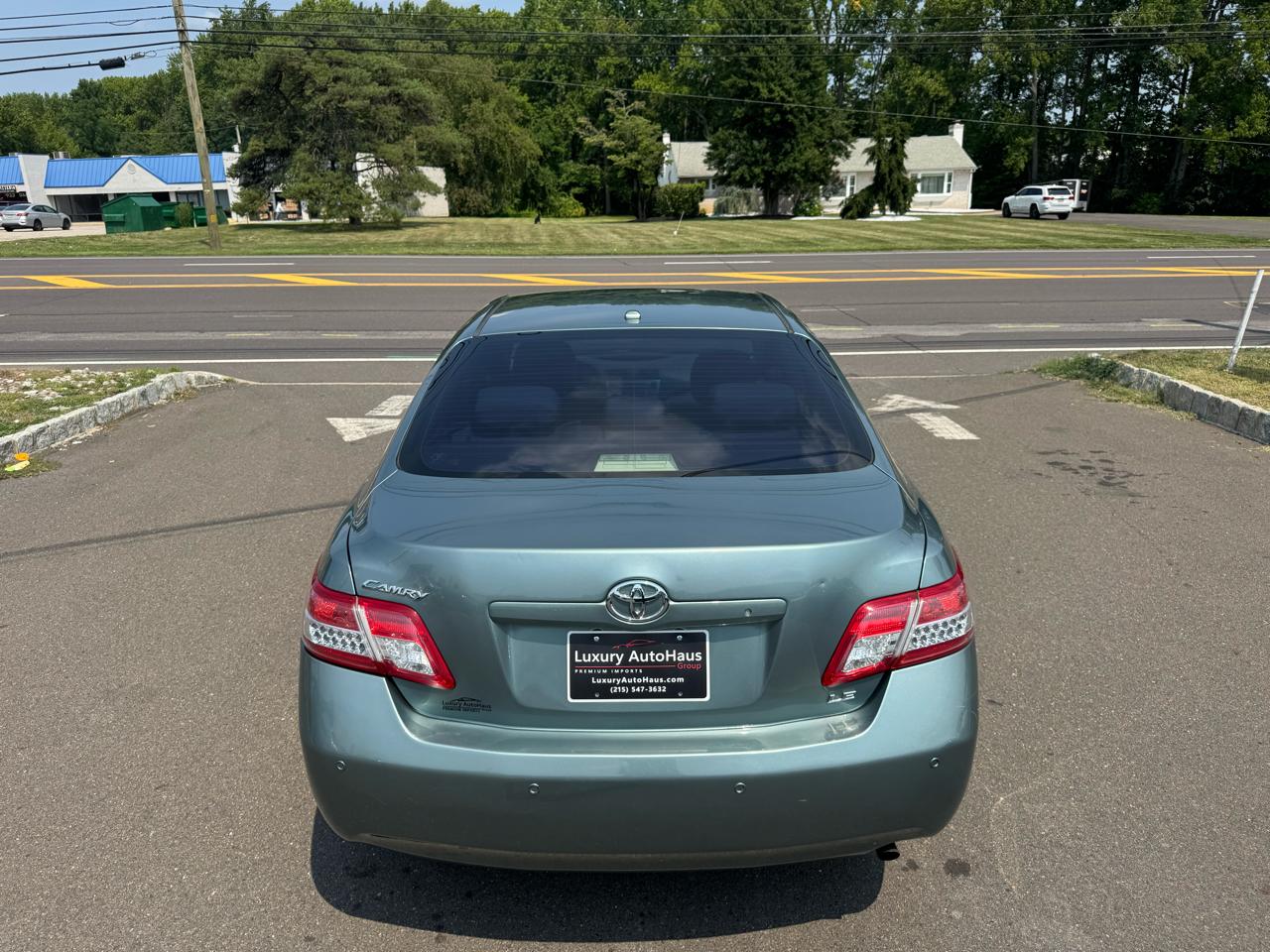Toyota Camry 4dr Sdn I4 Man LE (Natl) 2011