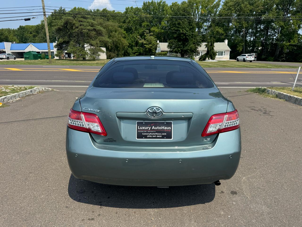 Toyota Camry 4dr Sdn I4 Man LE (Natl) 2011