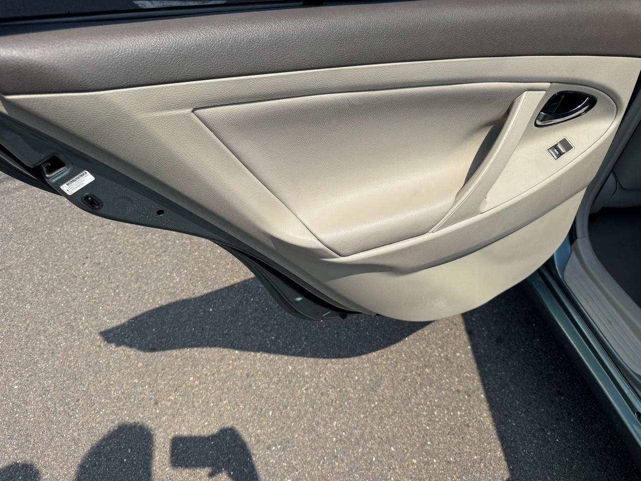 Toyota Camry 4dr Sdn I4 Man LE (Natl) 2011