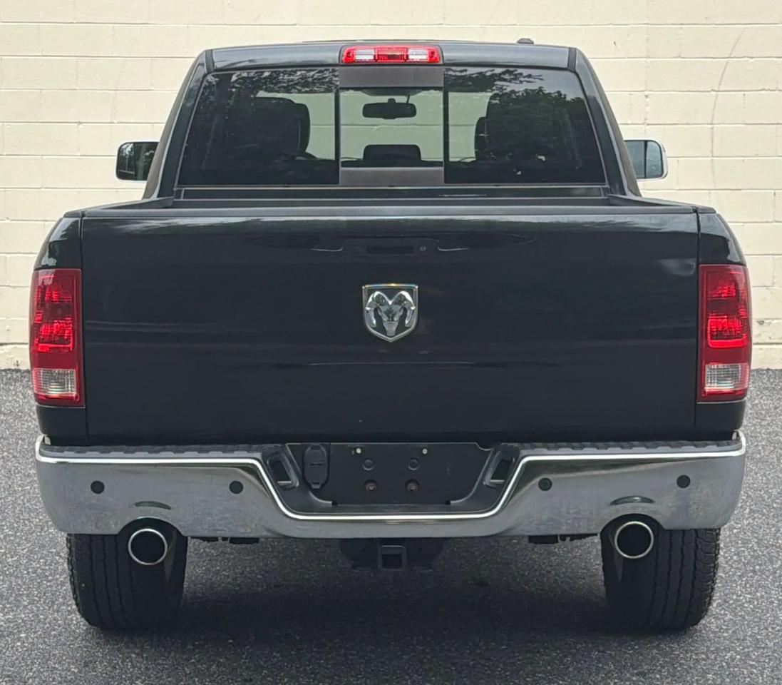 RAM 1500 4WD Crew Cab 140.5" Laramie 2011