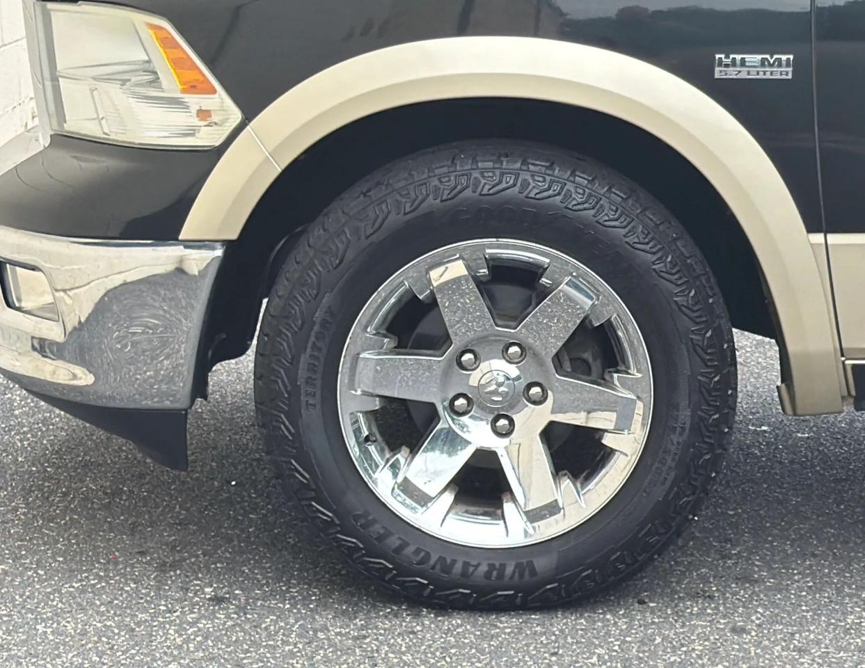 RAM 1500 4WD Crew Cab 140.5" Laramie 2011