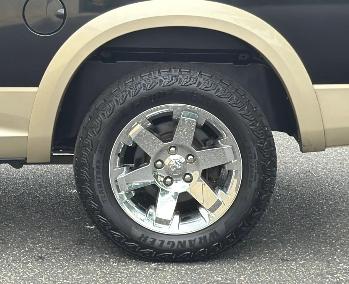 RAM 1500 4WD Crew Cab 140.5" Laramie 2011