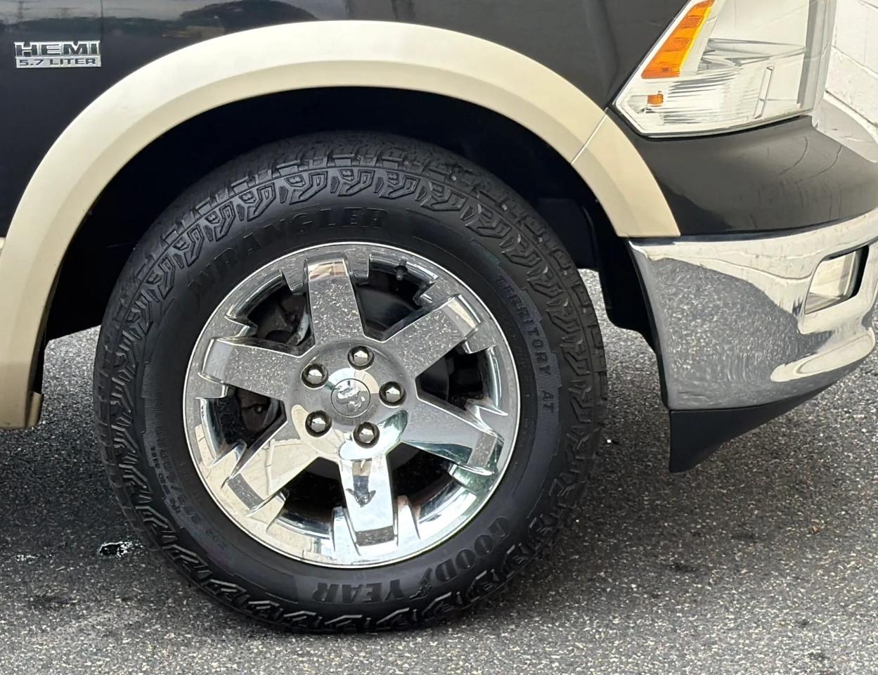 RAM 1500 4WD Crew Cab 140.5" Laramie 2011