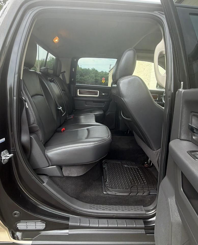 RAM 1500 4WD Crew Cab 140.5" Laramie 2011