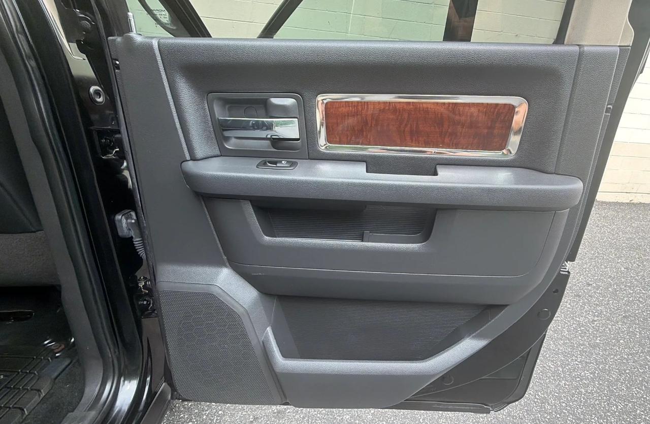 RAM 1500 4WD Crew Cab 140.5" Laramie 2011