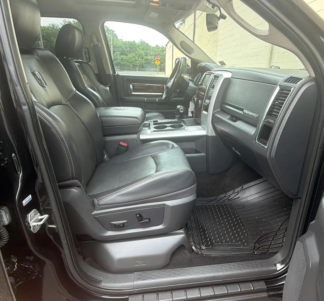 RAM 1500 4WD Crew Cab 140.5" Laramie 2011