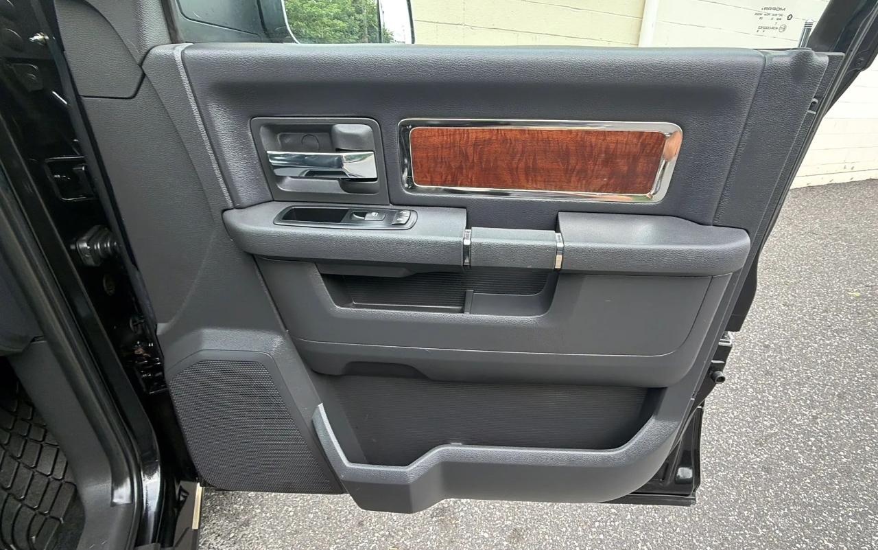 RAM 1500 4WD Crew Cab 140.5" Laramie 2011