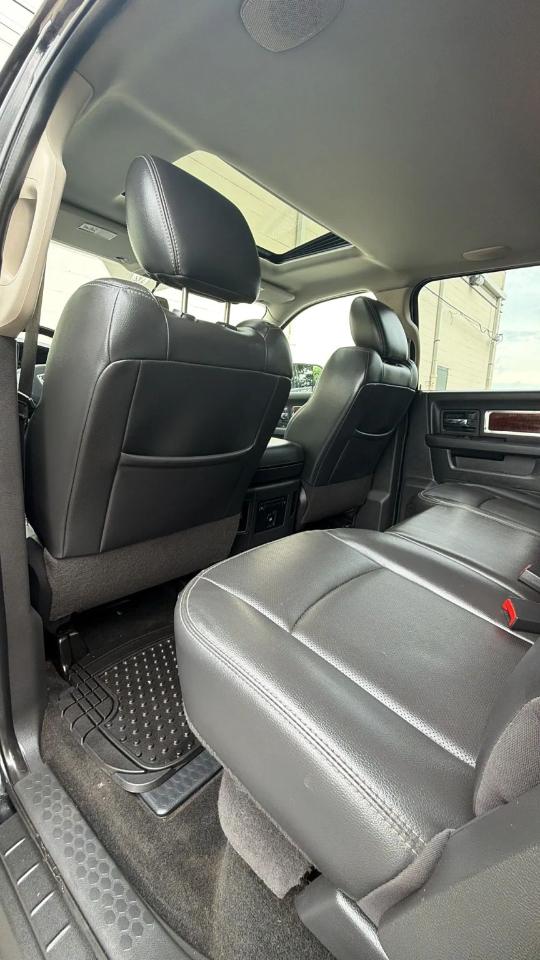 RAM 1500 4WD Crew Cab 140.5" Laramie 2011