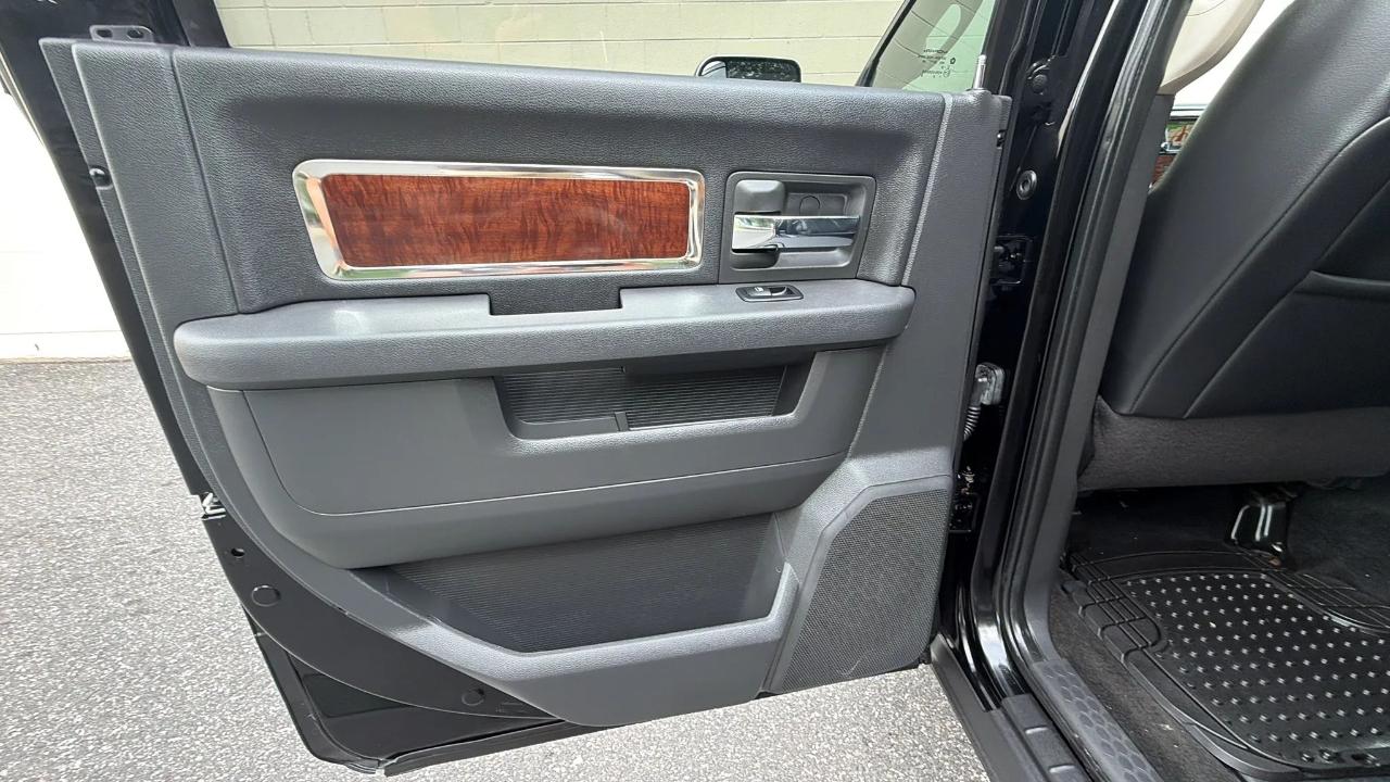 RAM 1500 4WD Crew Cab 140.5" Laramie 2011