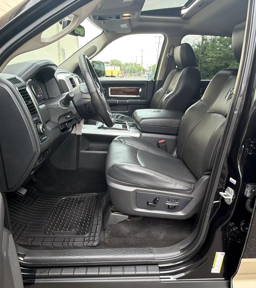 RAM 1500 4WD Crew Cab 140.5" Laramie 2011