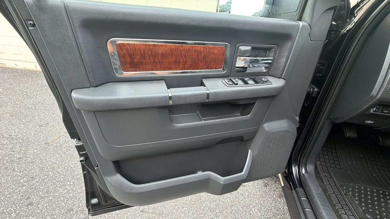 RAM 1500 4WD Crew Cab 140.5" Laramie 2011