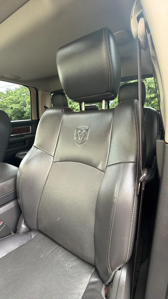 RAM 1500 4WD Crew Cab 140.5" Laramie 2011