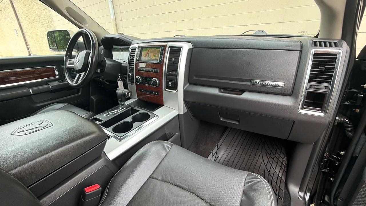 RAM 1500 4WD Crew Cab 140.5" Laramie 2011