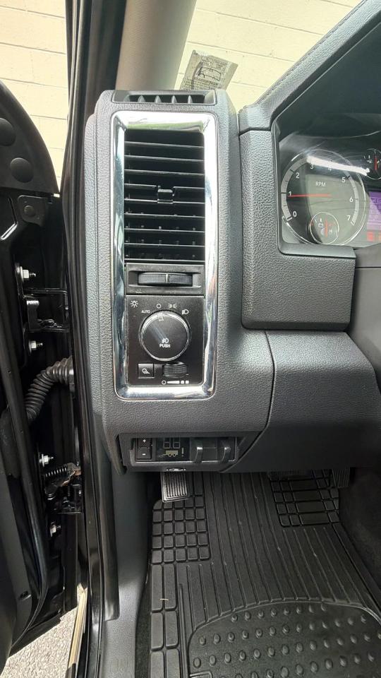 RAM 1500 4WD Crew Cab 140.5" Laramie 2011