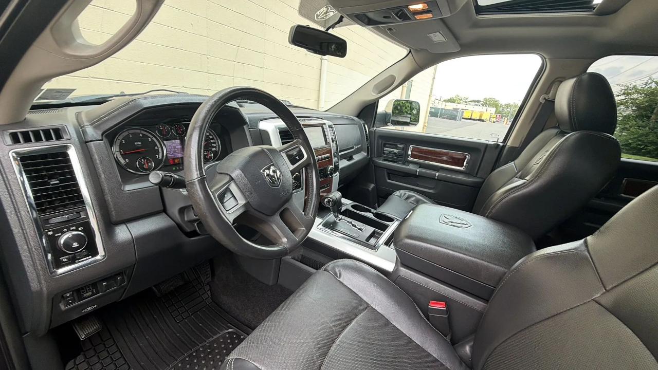 RAM 1500 4WD Crew Cab 140.5" Laramie 2011