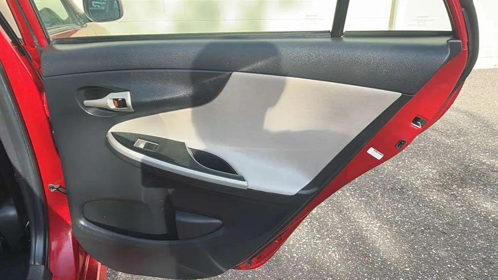 Toyota Corolla 4dr Sdn Auto LE (Natl) 2012