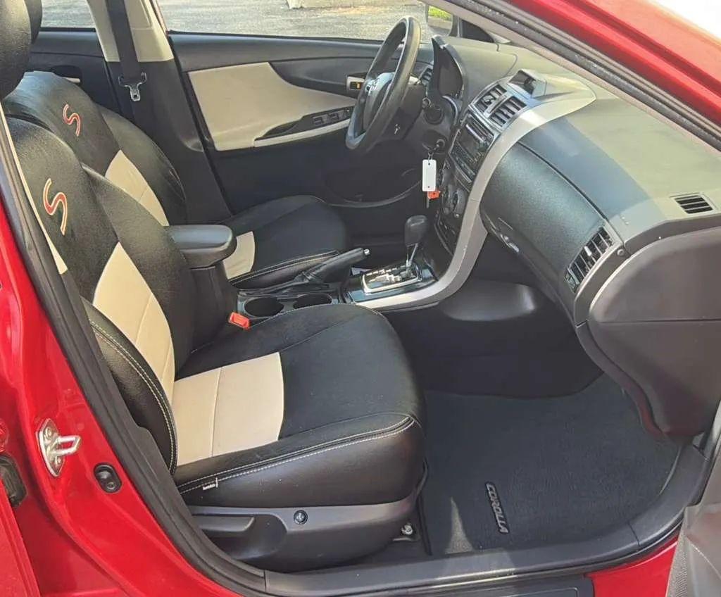 Toyota Corolla 4dr Sdn Auto LE (Natl) 2012