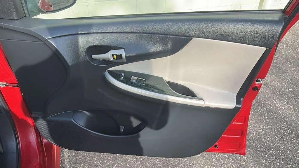 Toyota Corolla 4dr Sdn Auto LE (Natl) 2012