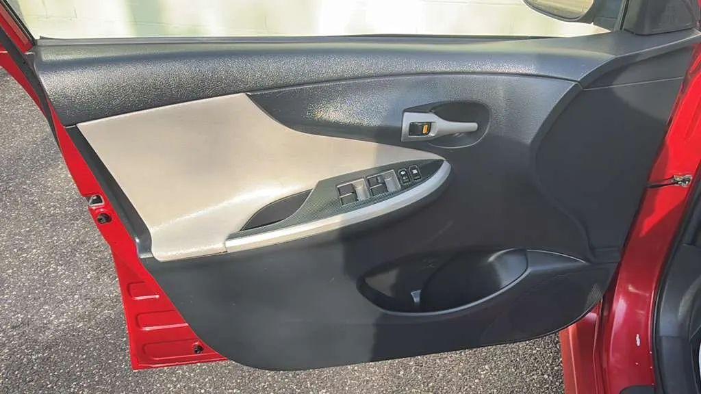 Toyota Corolla 4dr Sdn Auto LE (Natl) 2012