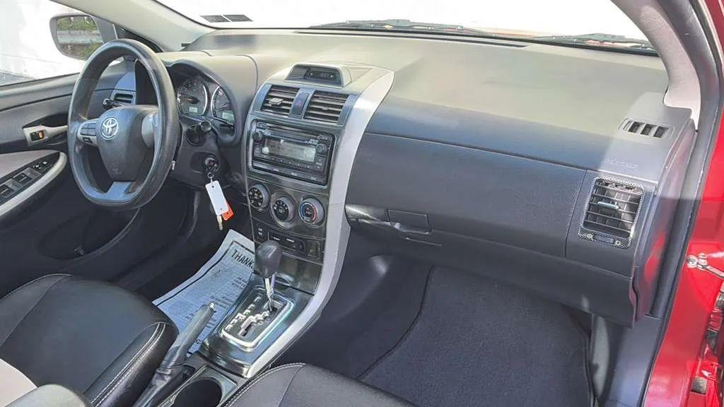 Toyota Corolla 4dr Sdn Auto LE (Natl) 2012