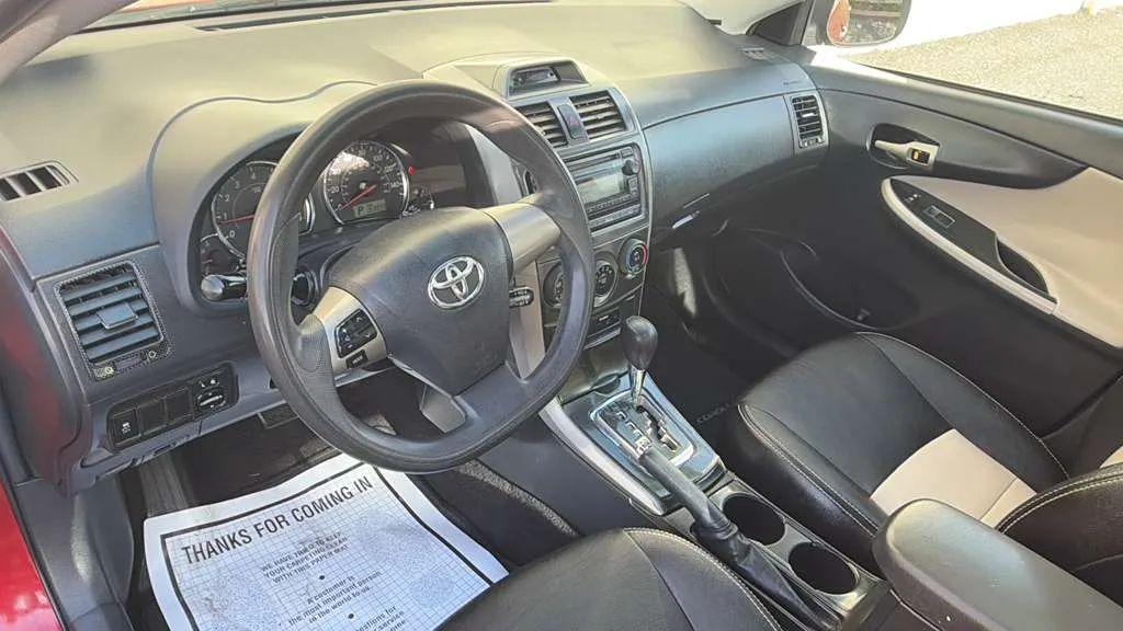 Toyota Corolla 4dr Sdn Auto LE (Natl) 2012