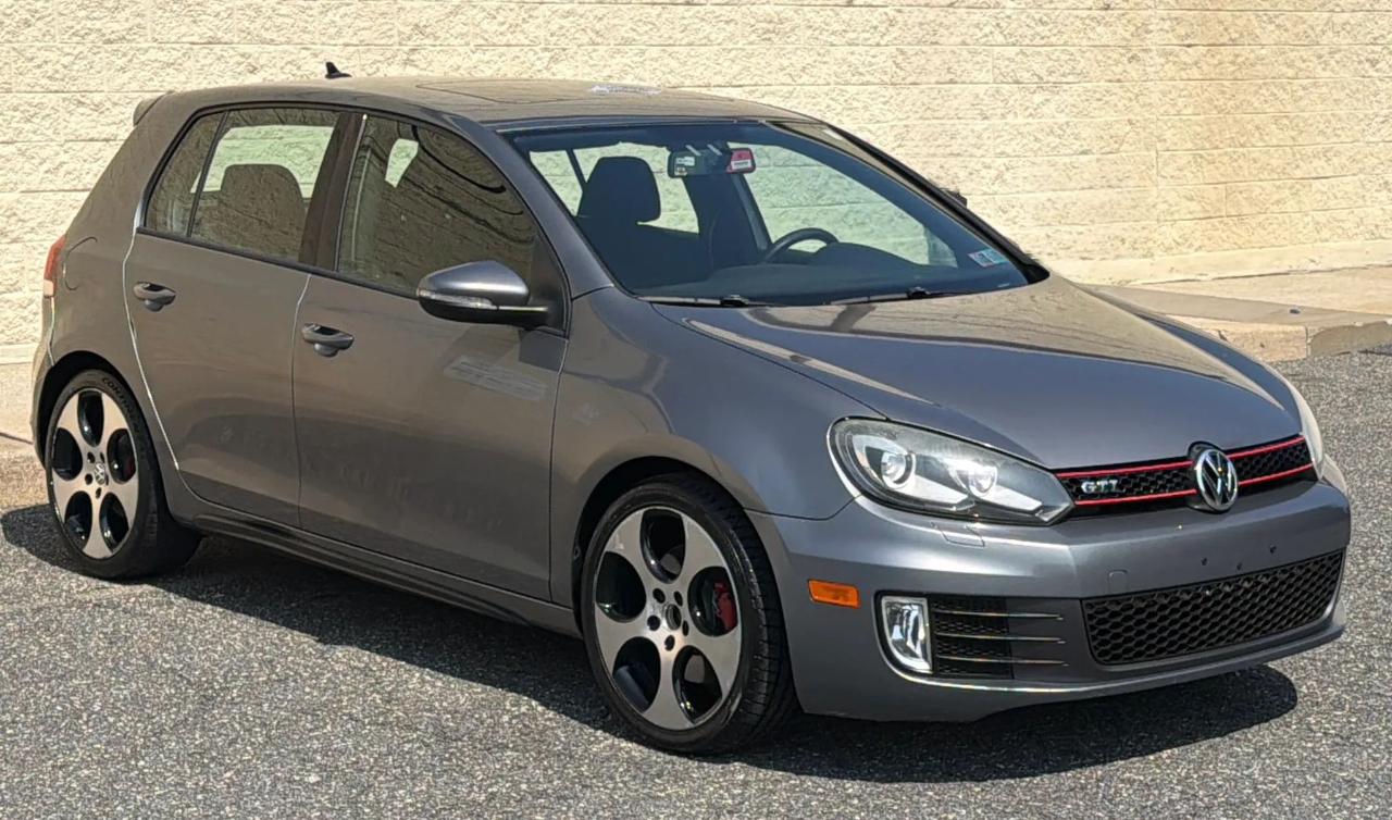 Volkswagen GTI 4dr HB DSG w/Sunroof & Navi PZEV 2011