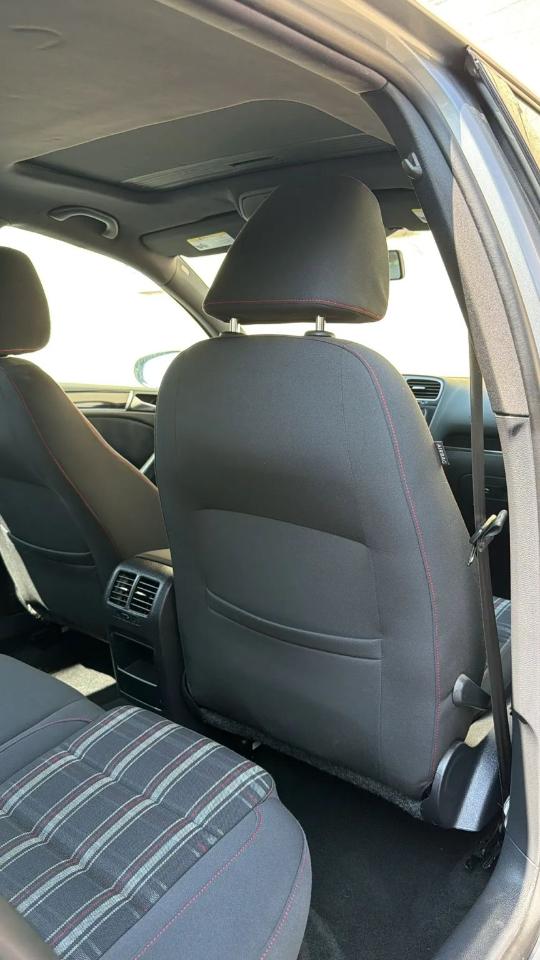 Volkswagen GTI 4dr HB DSG w/Sunroof & Navi PZEV 2011