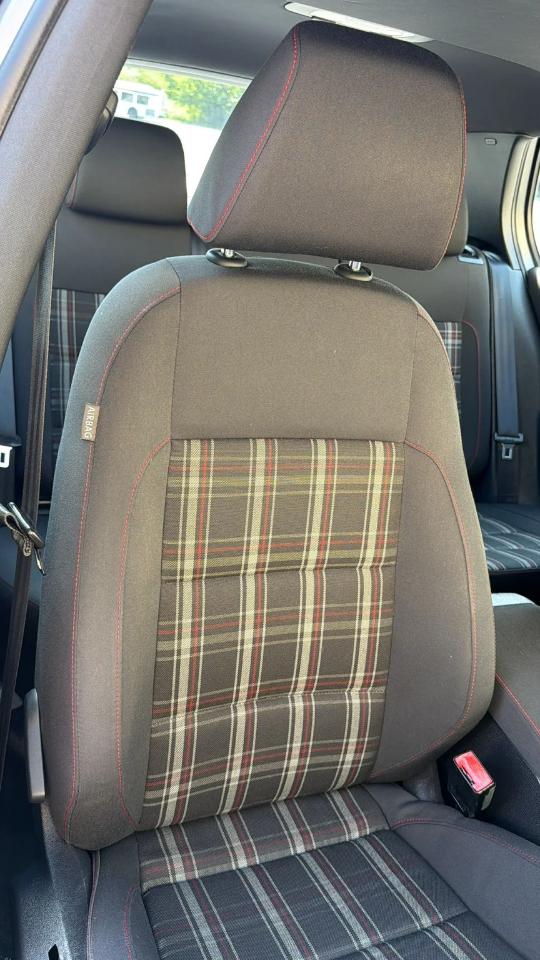 Volkswagen GTI 4dr HB DSG w/Sunroof & Navi PZEV 2011