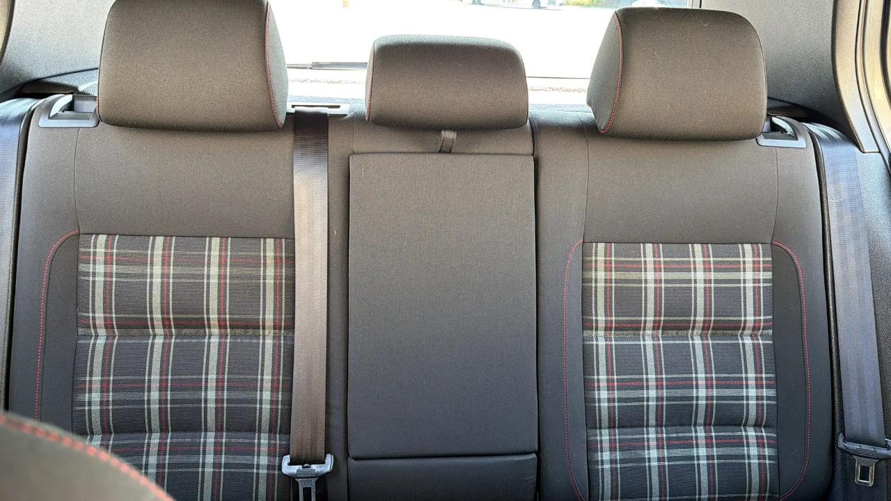 Volkswagen GTI 4dr HB DSG w/Sunroof & Navi PZEV 2011