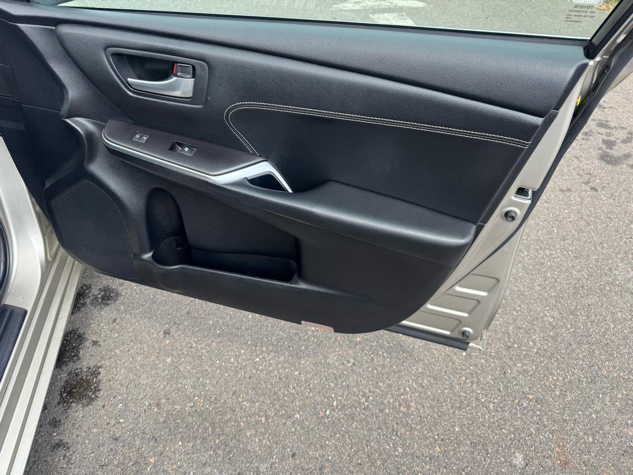 Toyota Camry 4dr Sdn I4 Auto XLE (Natl) 2015