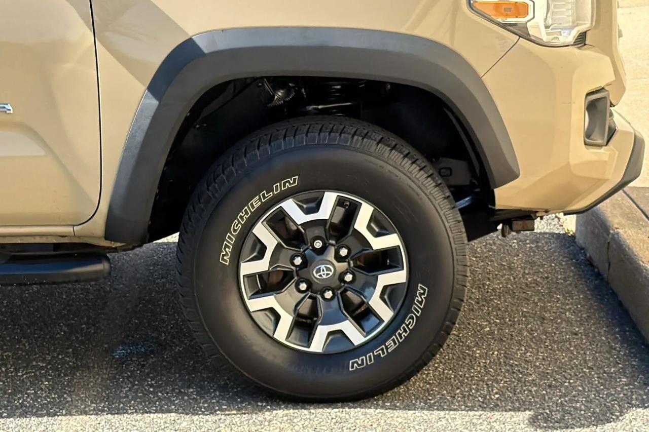 Toyota Tacoma 4WD Double Cab LB V6 AT TRD Off Road (Natl) 2016