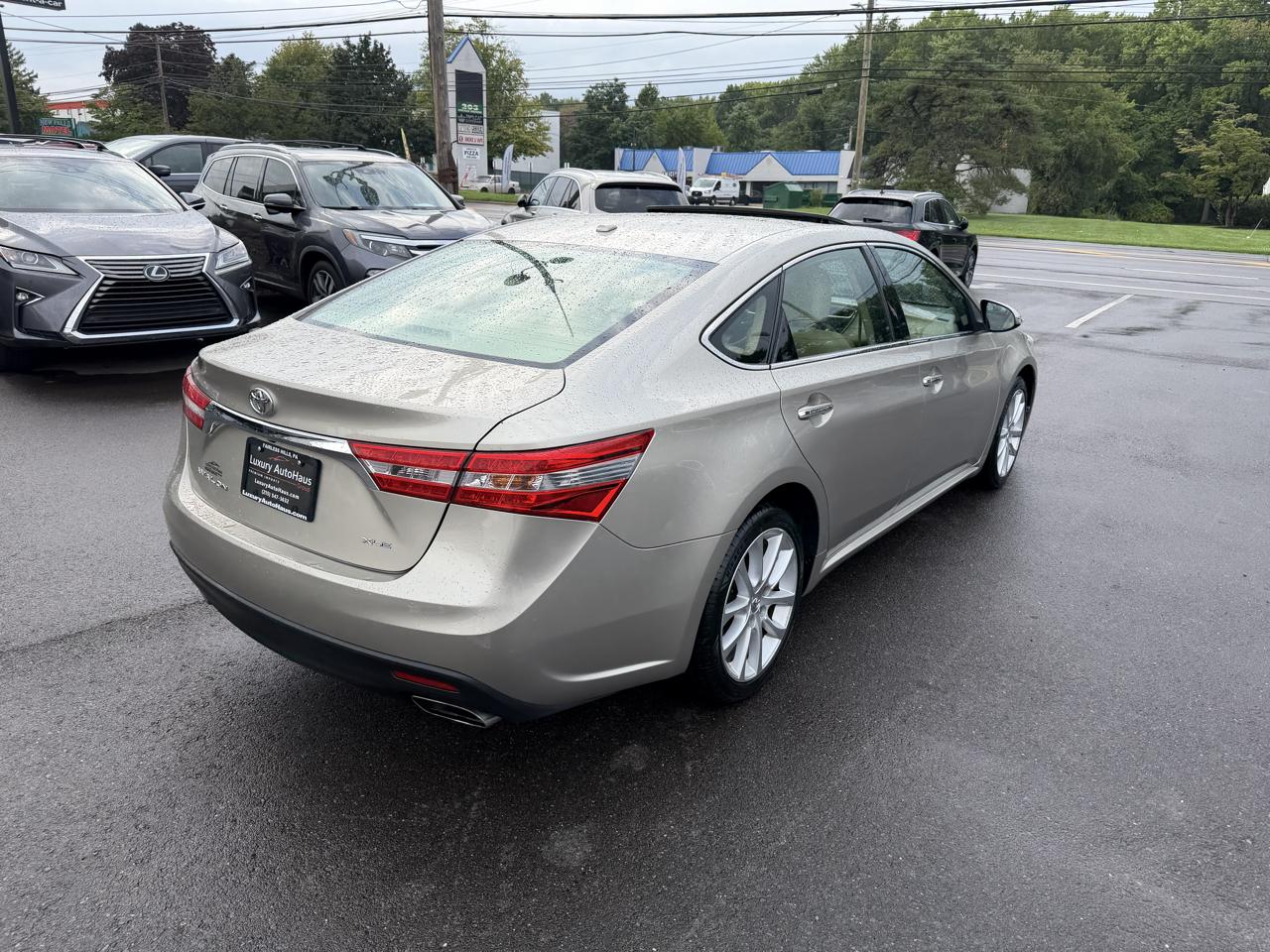 Toyota Avalon 4dr Sdn XLE Premium (Natl) 2013